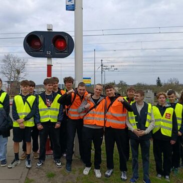 Wycieczka zawodowa klasy II R na przejazd kolejowo-drogowy