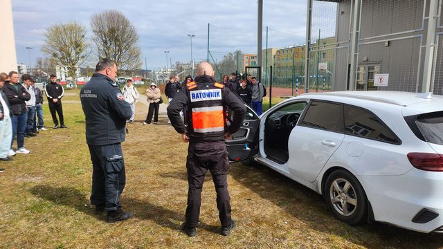 Szkolenie z pierwszej pomocy i ewakuacji poszkodowanych z samochodu